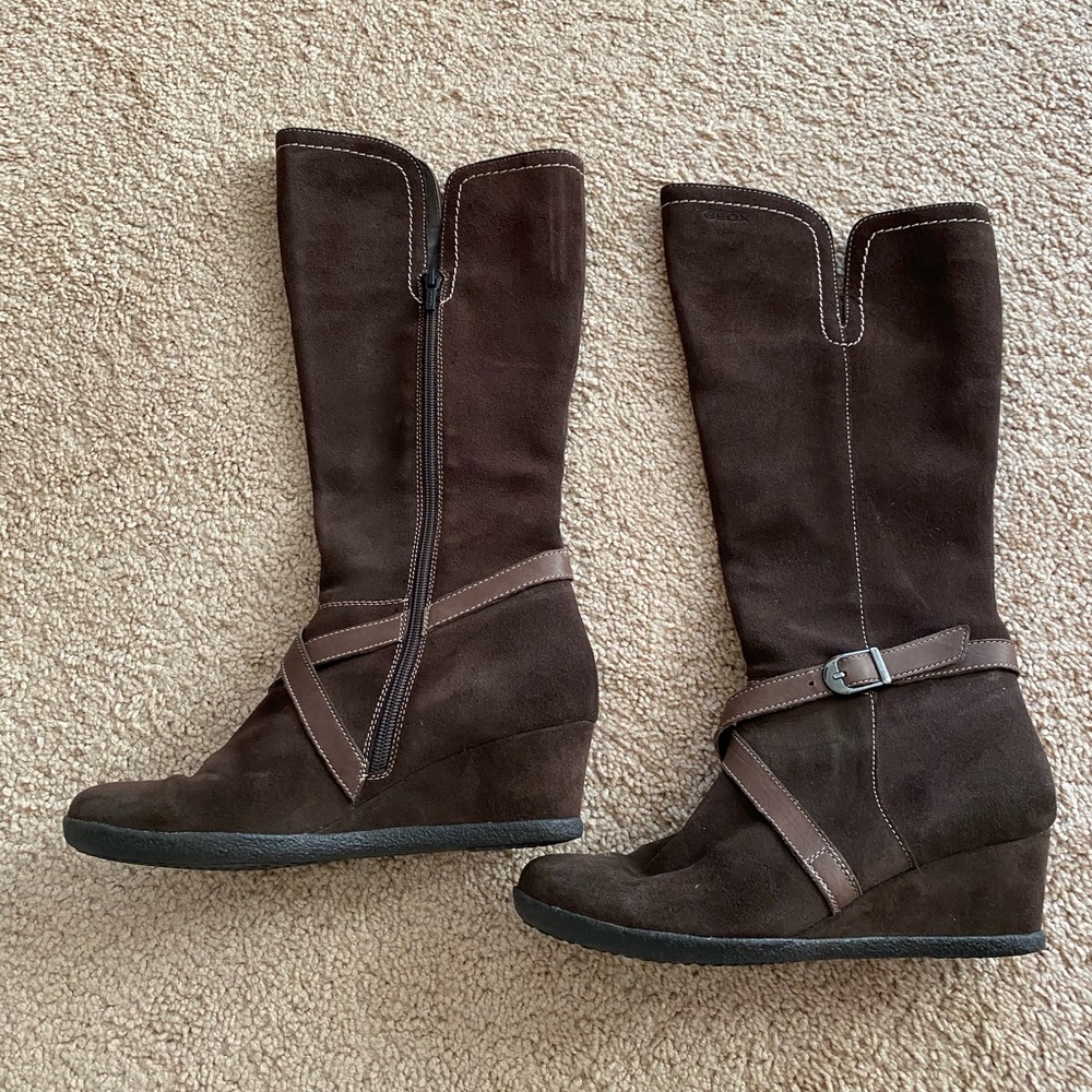 Women’s brown suede boots